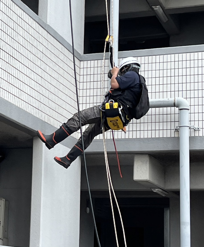 ロープアクセス作業中